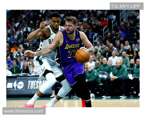 湖人队与雄鹿队历史交战回顾及精彩瞬间分析 湖人队与雄鹿队历史交战回顾及精彩瞬间分析